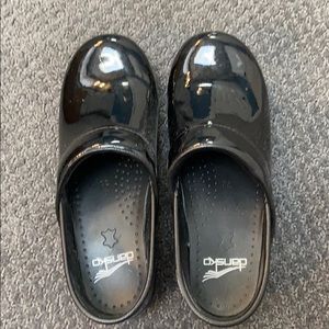Dansko black patent leather clogs sz 6 (Euro 36)